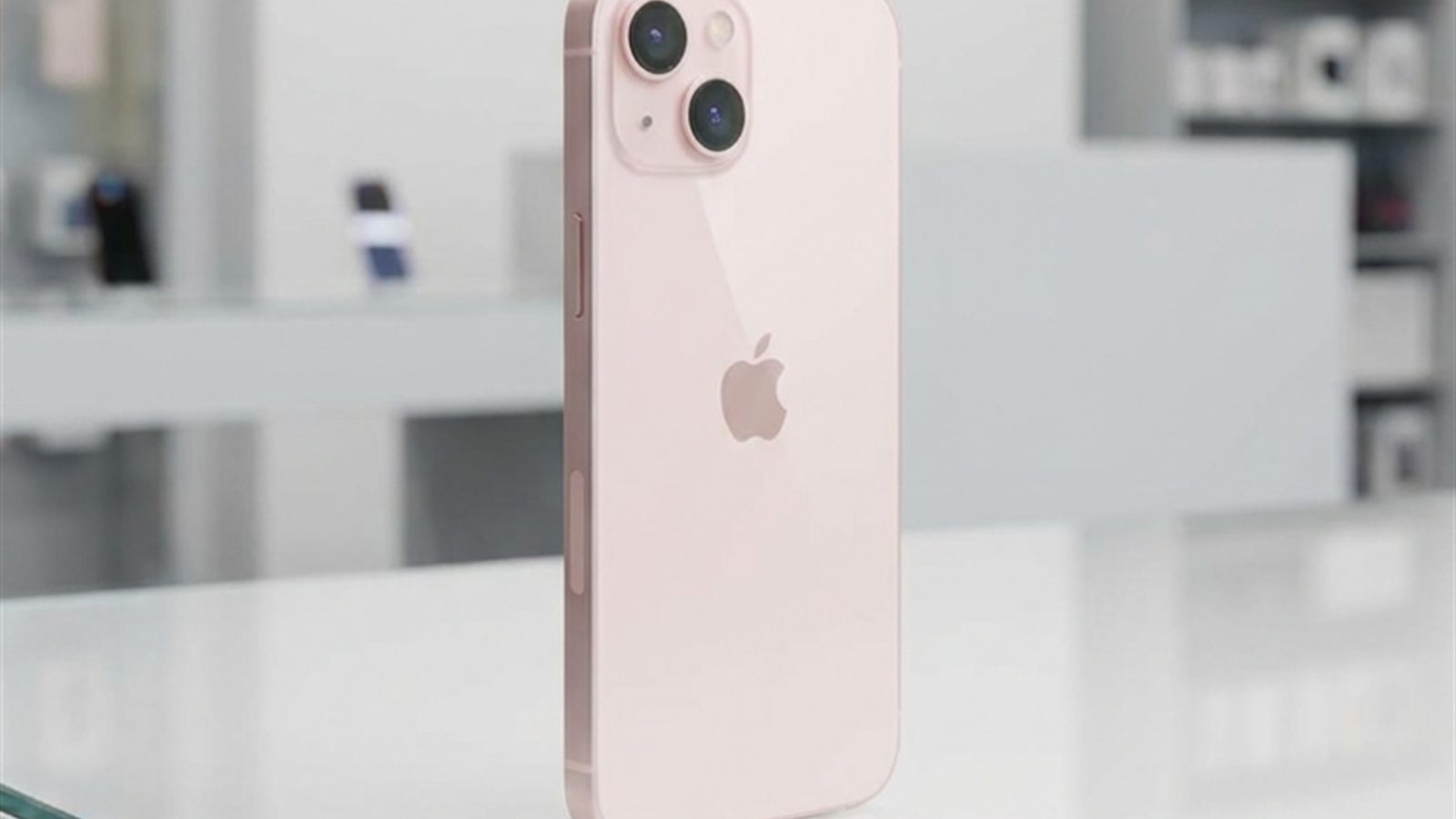 iPhone 13 como nuevo de iConnect sobre una mesa de vidrio